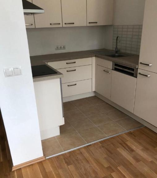 Grosse 4 Zimmer Wohnung. Schonbrunn-nahe! Wiedeń